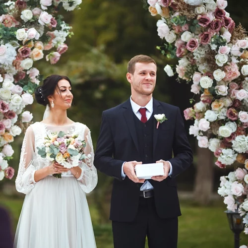 Cérémonie de mariage arche florale