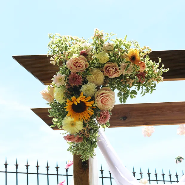 Composition florale arche mariage de Marine et Vincent