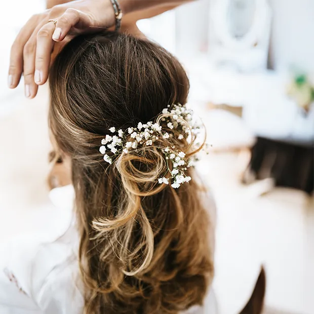 Coiffure fleurs mariage de Manon et Hugo