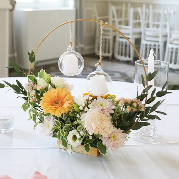 Composition florale cerceau tables mariage de Marine et Vincent