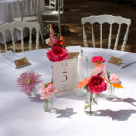ensemble de 6 soliflores rose et orange avec vase en verre sur table de mariage