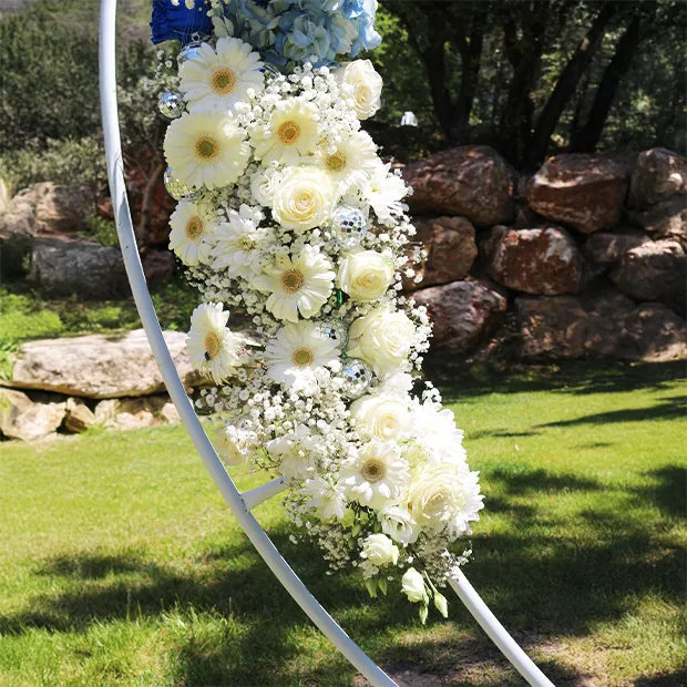 Composition florale arche mariage de Manon et Hugo