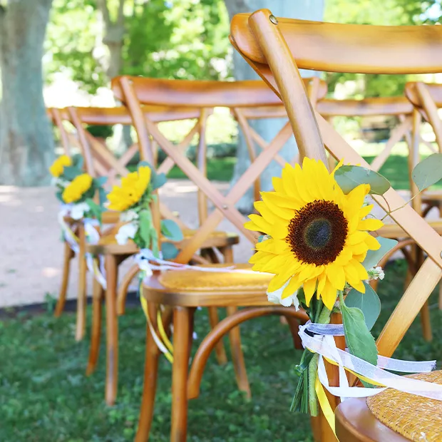 Composition florale chaises de cérémonie mariage de Marine et Vincent