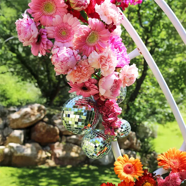 Composition florale arche mariage de Manon et Hugo