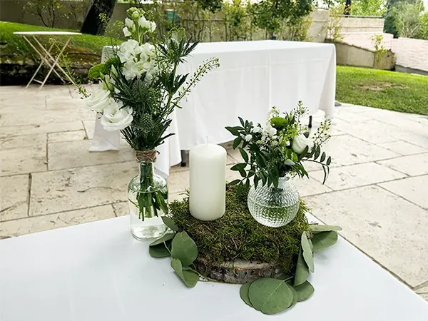 Composition florale et rondin de bois mariage de Fabien et Lucile