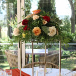 plateforme en or avec composition fleurs terracotta sur table de mariage