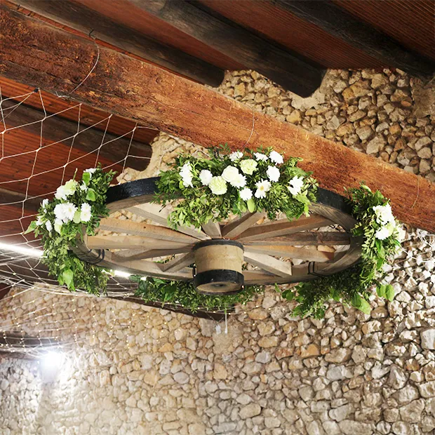 Décoration florale roue mariage de Laura et Cyril
