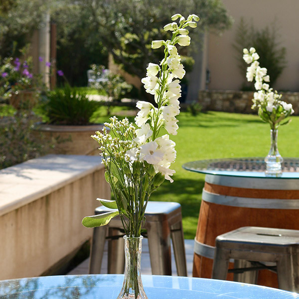 soliflore haut fleurs blanches sur une table de cocktail de mariage