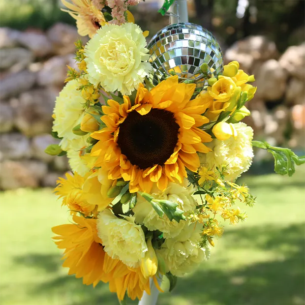 Composition florale arche mariage de Manon et Hugo