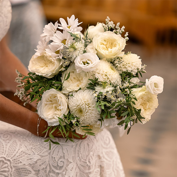 Bouquet de mariée fleurs blanches et vertes pour cérémonie de mariage