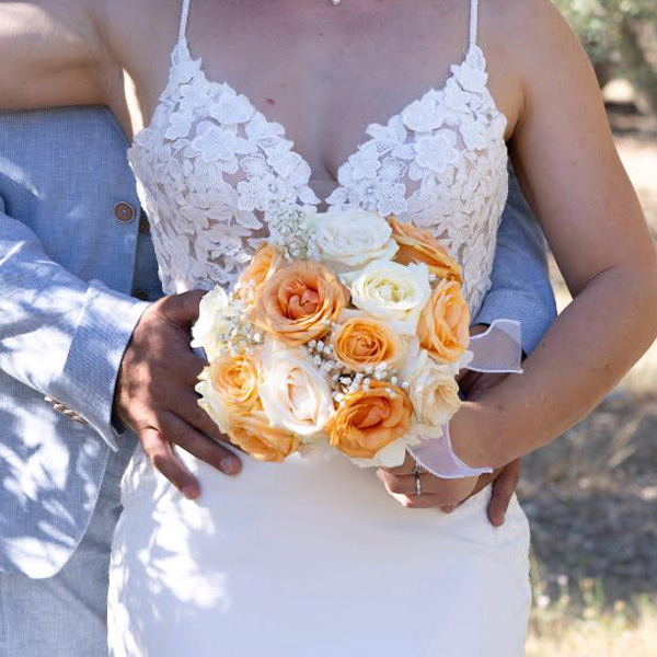 bouquet de mariée fleurs pêche et blanche avec des roses et du gyspophile