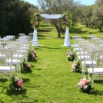 cérémonie laïque avec des fleurs roses et blanches lors d'un mariage